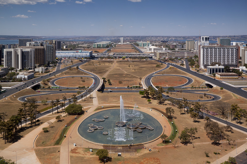 Brasília: epopeica, cara e esbanjadora
